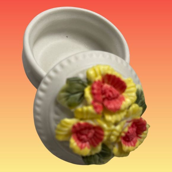 🎁 4 Victorian Trading Company Small Porcelain Trinket Box Applied Flowers - Picture 4 of 10